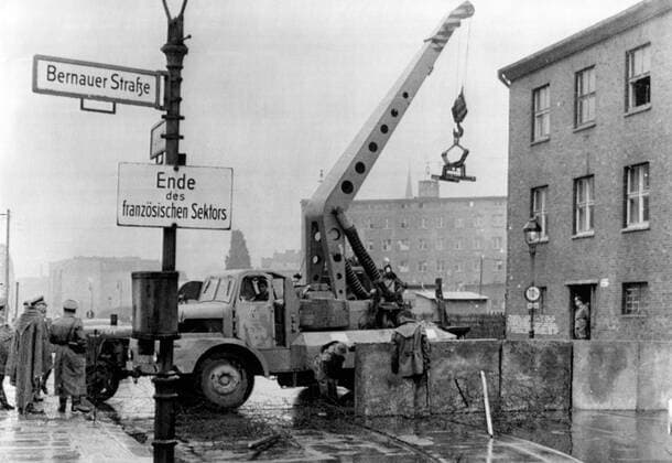 East German Peoples Police are seen reinforcing the barbed wire barrier between the Soviet and French zones of Berlin. Heavy concrete slabs are being erected to wall off East Berlin from the western sectors. 15th August 1961 UnitedArchives00106699 