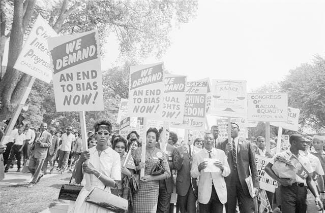 IMAGO History, U.S. Bürgerrechtsbewegung: 1954-1968 28 August 1963 Marchers with placards Over 200.000 civil rights demonstrators marched into the heart of Washington DC by the Lincoln Memorial where Martin Luther King addressed the crowd with his historic I Have A Dream speech. Â UnitedArchives00115278 