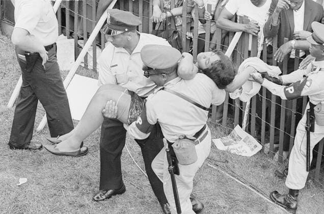 IMAGO History, U.S. Bürgerrechtsbewegung: 1954-1968 28 August 1963 A woman in the crowd is overcome. Over 200.000 civil rights demonstrators marched into the heart of Washington DC by the Lincoln Memorial where Martin Luther King addressed the crowd with his historic I Have A Dream speech. Â UnitedArchives00115358 