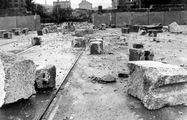 10 SEPTEMBER 1961 VIEW OF BROKEN CONCRETE BLOCKS FROM THE BERLIN WALL AFTER THREE MEN IN A SIX TON TRUCK BLASTED THROUGH TO FREEDOM FROM EAST TO WEST BERLIN, GERMANY. UnitedArchives00124380 