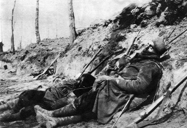 First World War Siesta : Exhausted Serbian soldiers at rest sleeping in the trenches 1915 UnitedArchives00126670 