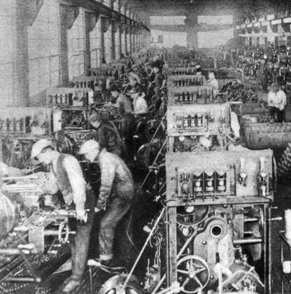 First World War Making shells in a US munitions factory UnitedArchives00126795 