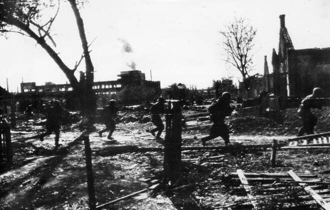 IMAGO History, Zweiter Weltkrieg: 1939 - 1945 Red Army men run forward to meet an attack during street fighting on the outskirts of Stalingrad. UnitedArchives00132197 