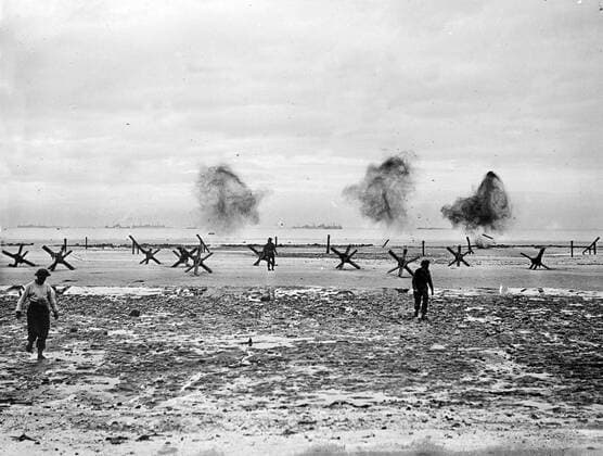 IMAGO History, Zweiter Weltkrieg: 1939 - 1945 Among the first to land on the Normandy beaches were Royal Navy Commandos whose task was to remove obstructions like mines and explosives, buried in the sands by the enemy, to clear the way for incoming troops. 6th June 1944 UnitedArchives00132803 