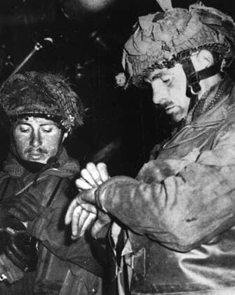 D-day 6th June 1944 Airborne pathfinders synchronise their watches . UnitedArchives00134873 