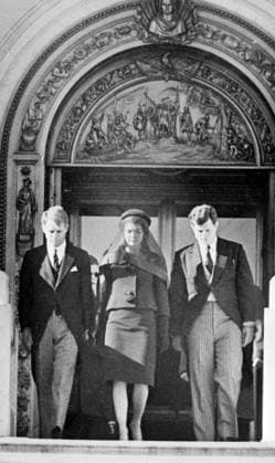 IMAGO History, Ermordung von US-Präsident John F. Kennedy in Dallas, 1963 Washington , D . C . : Mrs Jacqueline Kennedy , flanked by Bother in Law , Attorney General Robert Kennedy ( left ) , and Senator Edward Kennedy ( right ) leaving the Capital building here today for the Funeral Procession of her husband , the late President John F . Kennedy . 25 November 1963 UnitedArchives00140426 