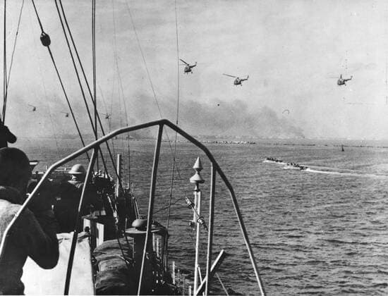 45 marine commando aerially assault Port Said via British Sycamore and Whirlwind helicopters based on HMS Theseus and Ocean 6th November 1956 Suez crisis, Hubschrauber UnitedArchives00140465 