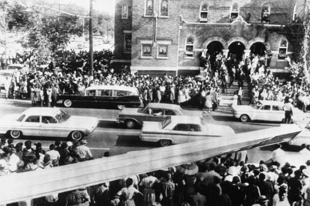 IMAGO History, U.S. Bürgerrechtsbewegung: 1954-1968 Birmingham , Alabama , Huge crowds gathered outside 16th Street Baptist Church here yesterday during the funeral service of three of the four black girls killed in last Sunday s bombing of the church . Amongst the crowds of more than 2,000 people there were many white sympathisers . 19th September 1963, Rassismus UnitedArchives00144189 