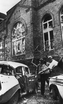IMAGO History, U.S. Bürgerrechtsbewegung: 1954-1968 Police officers look at a wrecked car outside the 16th Street Baptist Church , Birmingham , Alabama , after a dynamite bomb had exploded in the church . Four black girls were killed . The explosion took place as the minister was addressing a Sunday school class just before morning service. 16th September 1963, Rassismus UnitedArchives00144190 