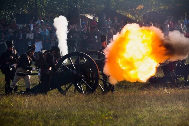 Leipzig, 2013. Gefechtsdarstellung, Völkerschlacht bei Leipzig von 1813. , Alljährlich treffen sich Darsteller in historischen Uniformen aus aller Herren Länder bei Leipzig, um Kampfszenen der Schlacht nachzustellen und so den Opfern zu gedenken. Dieses Jahr, zum 200. Jahrestag der Völkerschlacht, werden über 6000 uniformierte Akteure erwartet. Im