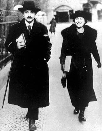 Albert Einstein and his wife UnitedArchives00159153 