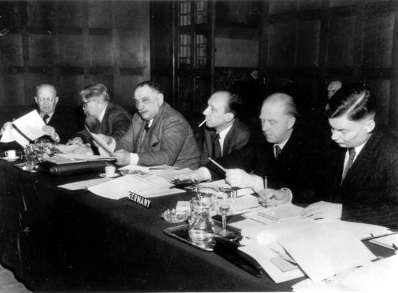 CONFERENCE OF THE EUROPEAN COUNCIL FOR NUCLEAR RESEARCH WHICH MET AT THE INTER UNIVERSITY INSTITUTE FOR NUCLEAR SCIENCE IN BRUSSELS. LEFT TO RIGHT ARE, DR SOLARLBOZZI ITALY, PROFESSOR COLONNETTI ITALY, DR PENNETA ITALY, DR GENTNER GERMANY, PROFESSOR HEISENBERG GERMANY, AND DR HOOKER ALSO OF GERMANY 14TH JANUARY 1953, Universität, Wissenschaft, Wissenschaftler, Brüssel UnitedArchives00169633 