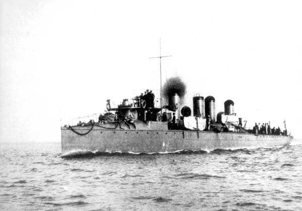 1904 Japanese torpedo boat destroying Oboro which with 2 other boats drove 14 Russian destroyers into Port Arthur 5th August 1905 UnitedArchives00169796 