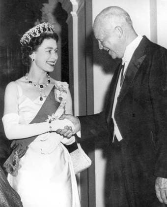 USWahl2024, die großen Präsidenten, Dwight D. Eisenhower HM Queen Elizabeth II shakes hands with US president Dwight Eisenhower as the latter arrived at the British Embassy in Washington for the dinner given in her honour during the official visit to the American capital. 22nd October 1957, Botschaft UnitedArchives00173065 