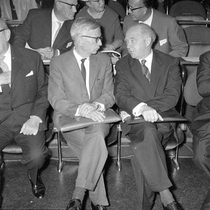 PROFESSOR RUDOLF ERNST PEIERLS, (LEFT) TALKS WITH GERMAN SCIENTIST PROFESSOR WERNER HEISENBERG. PEIERLS RECEIVED THE MAX PLANCK MEDAL , THE GERMAN EQUIVALENT OF THE NOBEL PRIZE HAMBURG, GERMANY - 11TH SEPTEMBER 1963 UnitedArchives00177530 
