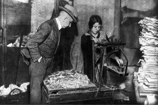 Inflationary bank notes used as waste paper in Between the Wars Germany. UnitedArchives00181093 