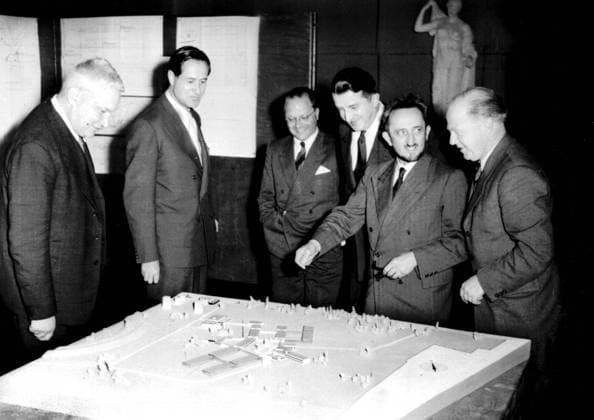 NINTH SESSION OF EUROPEAN COUNCIL FOR NUCLEAR RESEARCH HELD IN GENEVA. Scientists visiting planning laboratories. from left to right Dr Kowarski, group director; Prof. Preiswerk, deputy director; the secretary general Prof. Amadi; president of the session Prof. Valeaur, France; Prof. Perrin, France and Prof Dr. W. Heisenberg of Germany. 10th April 1954. , Genf, Schweiz UnitedArchives00229602 