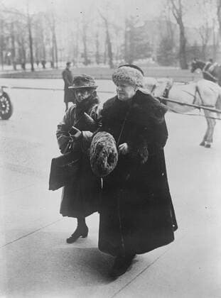 Berühmte Feministinnen, Clara Zetkin Germany may have a woman president . Clara Zetkin ( on right ) the famous Communist who is to be nominated by the Communist Party for the Presidency of the German Republic . 19 October 1922 UnitedArchives00246485 