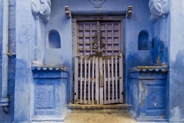Blau angestrichene Hausfassade, Eingang, Bundi, Rajasthan, Indien, Asien iblomk03562691.jpg