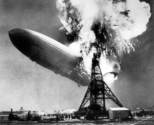 Ikonische Bilder der Zeitgeschichte Hindenburg bursts into flames as it lands at Lakehurst, New Jersey. 6th May 1937 UnitedArchives00278759 