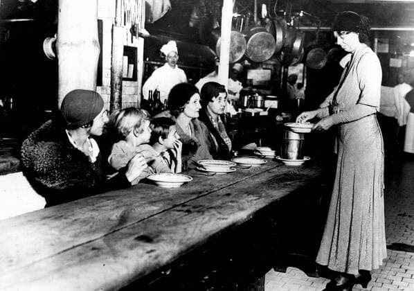 Berühmte Feministinnen, Eleanor Roosevelt Eleanor Roosevelt serving soup to unemployed at the Grand Central restraunt in New York. 13th December 1932, Suppe, Mahlzeit, essen, kochen, arm, Armut, Not UnitedArchives00281971 