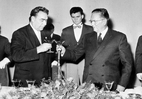 Leonid Brezhnev (left) and Josip Broz Tito toast each other at luncheon given in honour of the visiting President in the Yogoslav Federative Executive Council in Belgrade 24th September 1962 UnitedArchives00340598 