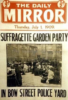 Suffragette Garden Party in Bow Street Police Yard - front cover, The Daily Mirror, 1st July 1909, Spiegel, spiegeln, Gartenparty, Party, Fest, Feier, Festivität UnitedArchives00376157 