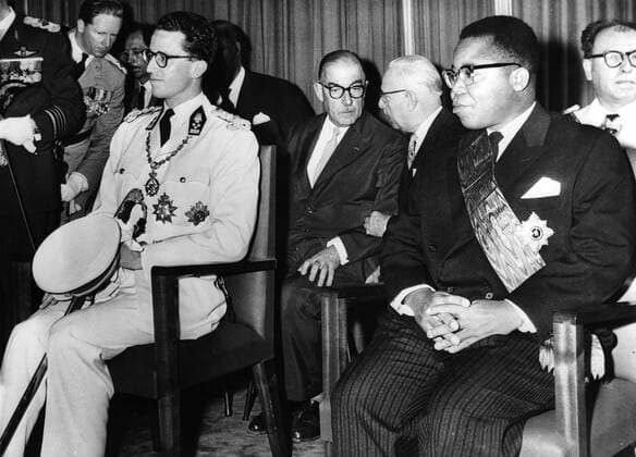 King Baudouin of Belgium (left foreground) and Joseph Kasavubu (right foreground) , first Presdient of the newly independent Congo seen at the signing of the independence act here . 1st July 1960, Belgien, Adel, Hochadel, König, Königin, Königshaus UnitedArchives00413773 
