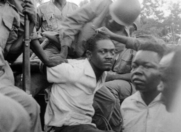 Leopoldville : A group of soldiers of Colonel Mobutu s forces roughly man handle ex Congo Premier Patrice Lumumba ( centre white shirt ) after he was brought here after his arrest here on December 3rd . 5 December 1961 UnitedArchives00413798 