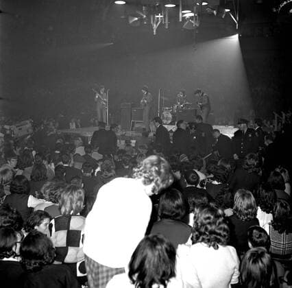 The Beatles in action at the Coliseum in Washington USA - 11 February 1964, Publikum, Zuschauer UnitedArchives00419870 