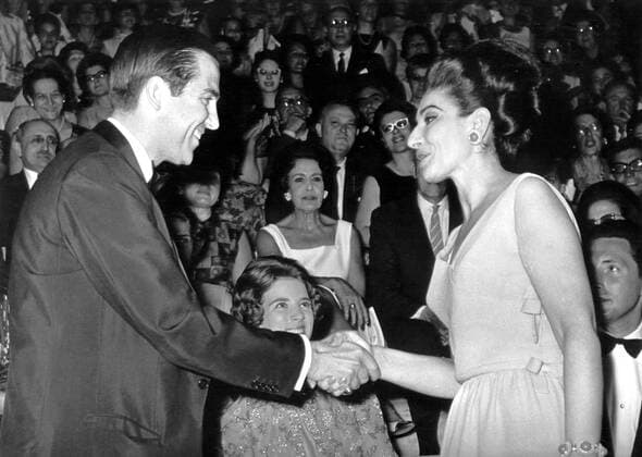 King Constantine of Greece shaking hands with Maria Callas at the Festival Of Athens. June 1966, Konstantin, Athen UnitedArchives00475608 