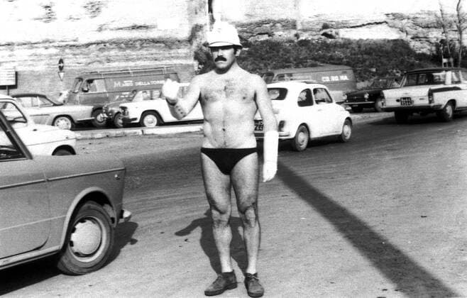 Italy, Rome 1967.The unusually clad policeman is actor Mario Adorf filming Ladies & Ladies ., Polizei, Polizist, Polizeimann UnitedArchives00497893 