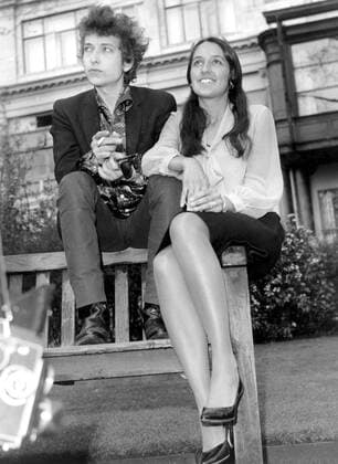 Bob Dylan follk singer and Joan Baez April 1965 UnitedArchives00498782 