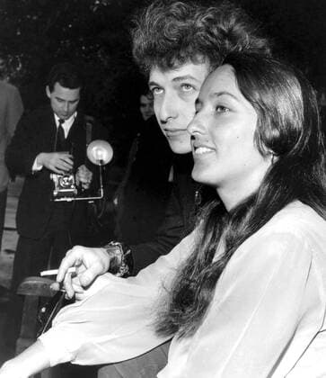 Bob Dylan follk singer with Joan Baez April 1965 UnitedArchives00498784 
