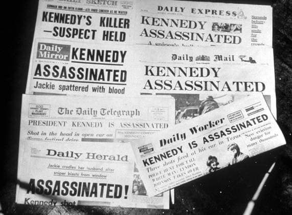 IMAGO History, Ermordung von US-Präsident John F. Kennedy in Dallas, 1963 Headlines after Kennedy Assassination, 22 November 1963 UnitedArchives00499269 