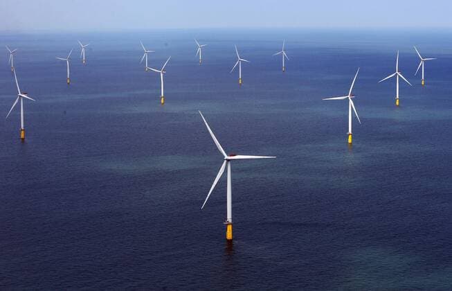 The London Array, the world s largest offshore wind farm in the Thames Estuary off the coast of the UK Photo by: Stephen Lock i-Images StephenxLock i-Images  SLK