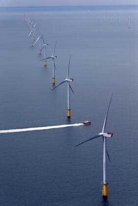 The London Array, the world s largest offshore wind farm in the Thames Estuary off the coast of the UK Photo by: Stephen Lock i-Images StephenxLock i-Images  SLK