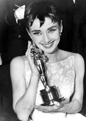 OSCARS. Beste Hauptdarstellerin. Preisträgerinnen 1951-1960 Audrey Hepburn with her oscar for the film Roman Holiday 1954 UnitedArchives00507267 