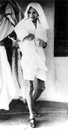 IMAGO ICONS: Mahatma Gandhi Last picture of Gandhi before arrest. Wet towel over his head and wearing a Dhoti and sandals, Gandhi is seen here leaving the conference at Mardha where the all-India congress finally approved the Civil Disobedience Campaign. UnitedArchives00507372 