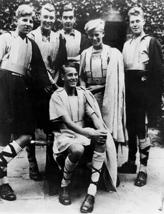 Screen Portrays Duke s Life - The Actor The Duke of Edinburgh (standing, second from right), dressed for a role in Macbeth when he was 14 and a pupil at Gordonstoun public school on the east coast of Scotland. This is a scene from Prince Philip , a biographical film on the life of the Duke which will be shown in London today for the first time. Veteran producer Howard Thomas, who made the colour Coronation film Elizabeth is Queen , spent a year sorting through thousands of feet of film touching on the Duke s activities. The half hour documentary opens with the Royal Wedding Day in 1947; goes back to the Duke s schooldays and ends with the Coronation. 25th September 1953, Krönung, Krönungsfeierlichkeiten, Königin, Festivität, Feiertag, Krönungsfeierlichkeit, 1950er, 50er Jahre UnitedArchives00507539 