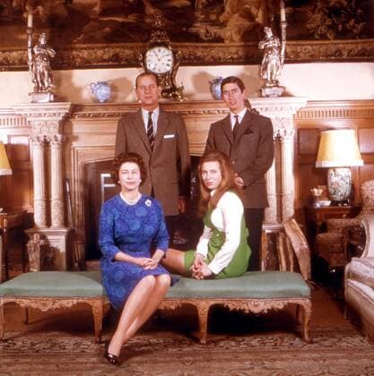 Queen Elizabeth II Prince Philip Prince Charles and Princess Anne, Prinz, Kamin, Wohnzimmer, Stube, Wohnzimmer, Gemütlichkeit, gemütlich, heimelig, Winter, warm, Wärme, sitzen UnitedArchives00507689 