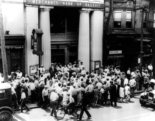 Depositors besiege a merchant bank following the Wall Street crash in 1929. Picture taken in Passaic, New Jersey. May 13th 1970 UnitedArchives00549727 