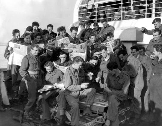 British Troops reading newspapers and playing cards on the troopship Empire Fowley at Southampton waiting for the go ahead to sail to the Mediterranean to face the Suez Crisis Suez Crisis - 8th November 1956 UnitedArchives00549938 