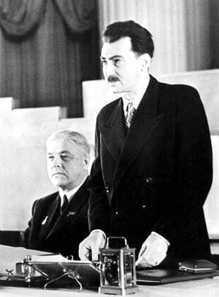 Brazilian writer Jorge Amado seen here addressing the audience at the Kremlin after winning the International Stalin Prize for strengthening peace between peoples . On his right is Academician Skobeltsyn, the president of the committee for the International Stalin Awards. 30th January 1952., Publikum, Zuschauer UnitedArchives00550726 