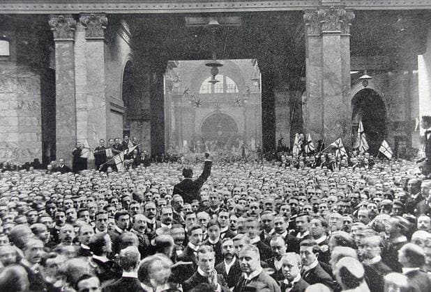 London Stock Exchange celebrating relief of Mafeking in the Boer War with the singing of the National Anthem, Rule Britannia, Soldiers of the Queen, and other patriot songs. 19th May 1900 UnitedArchives00551701 