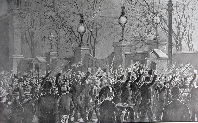 The crowd at the gates of Marlborough House, London celebrating relief of Mafeking in the Boer War by shouting God save the Queen till long after midnight. 18th May 1900 drawn by Holland Tringham UnitedArchives00551703 