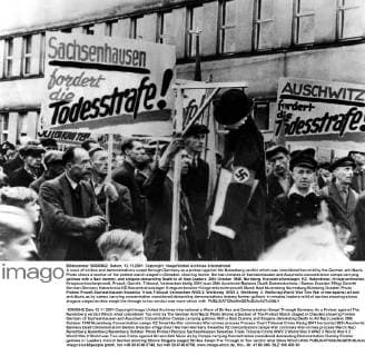A wave of strikes and demonstrations swept through Germany as a protest against the Nuremberg verdict which was considered too mild by the German anti-Nazis. Photo shows a section of the protest march staged in Dresden, showing former German inmates of Sachsenhausen and Auschwitz concentration camps carrying gallows with a Nazi dummy, and slogans demanding Death to all Nazi leaders. 28th October 1946, Nürnberg, Konzentrationslager, KZ, Hakenkreuz, Kriegsverbrecher, Kriegsverbrecherprozeß, Prozeß, Gericht, Tribunal, Verbrechen UnitedArchives00563022 