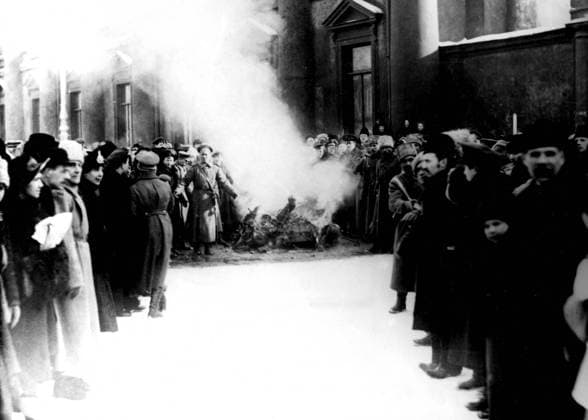 Moscow - February 1917 - Burning of the Imperial Eagle UnitedArchives00563416 