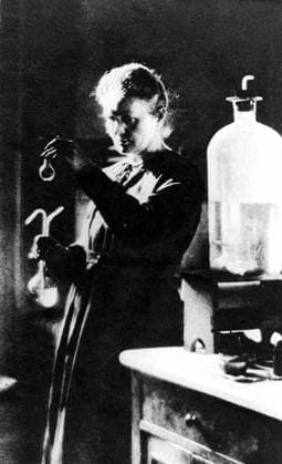 IMAGO ICONS: Marie Curie Marie Curie in her laboratory UnitedArchives00575545 