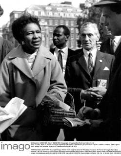 Miss Claudia Jones is shown talking to reporters outside the US Embassy in Grosvenor Square, London. London - 28th August 1963. UnitedArchives00579838 